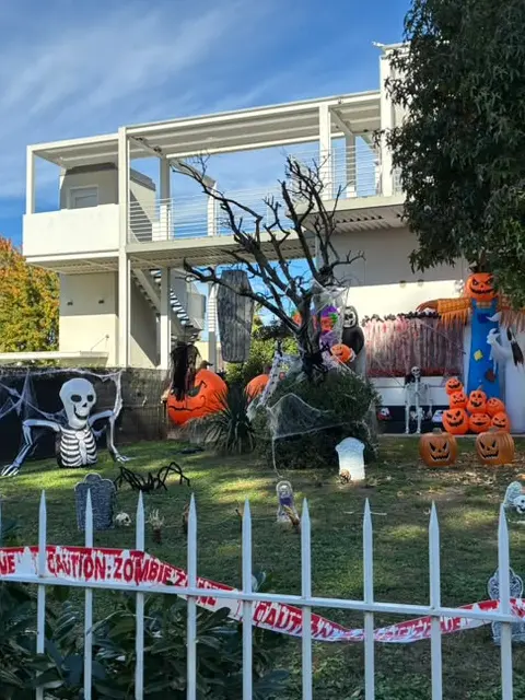 Una casa di Gazzo decorata per Halloween