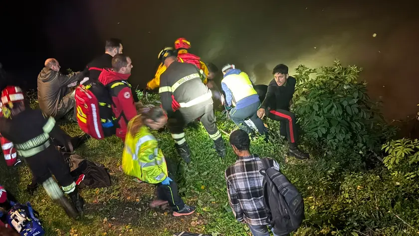 Le operazioni di recupero da parte di carabinieri e sanitari del Suem