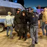 La polizia con un giovane fermato (foto Agenzia Bianchi)