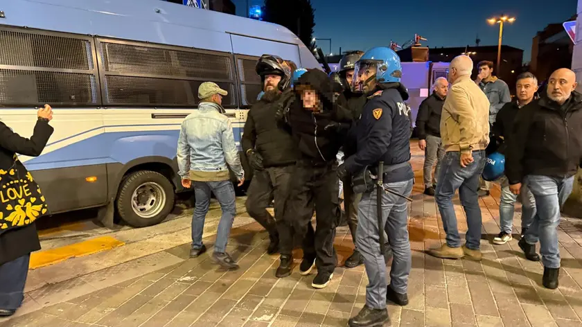 La polizia con un giovane fermato (foto Agenzia Bianchi)