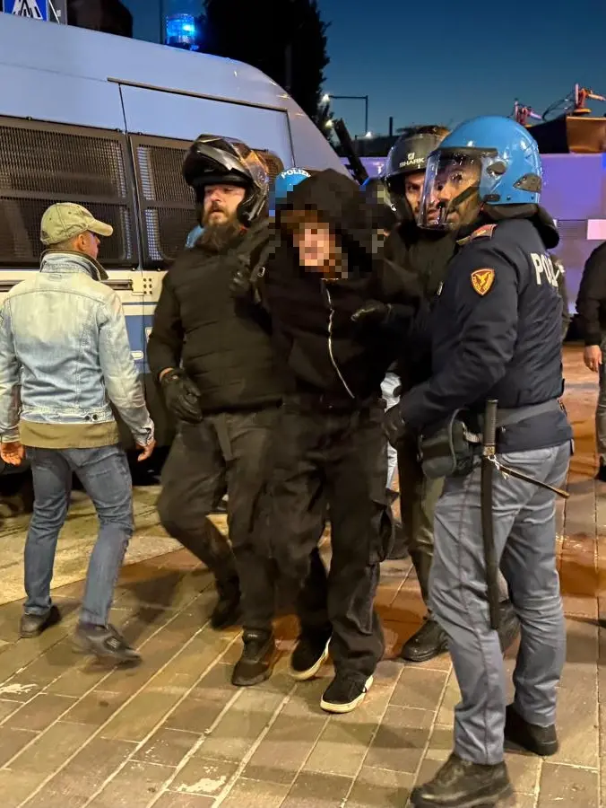 La polizia con un giovane fermato (foto Agenzia Bianchi)