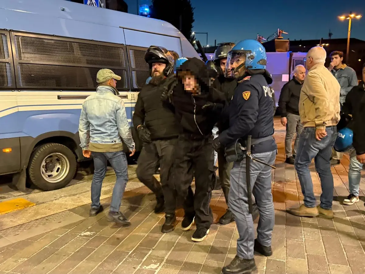 La polizia con un giovane fermato (foto Agenzia Bianchi)