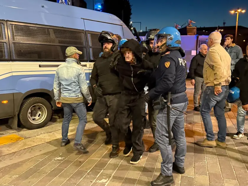 La polizia con un giovane fermato (foto Agenzia Bianchi)
