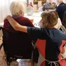 Una anziana in casa di riposo