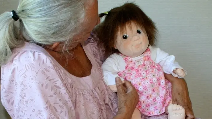 Foto simbolo anziana con una bambola Campagna malati di Alzheimer