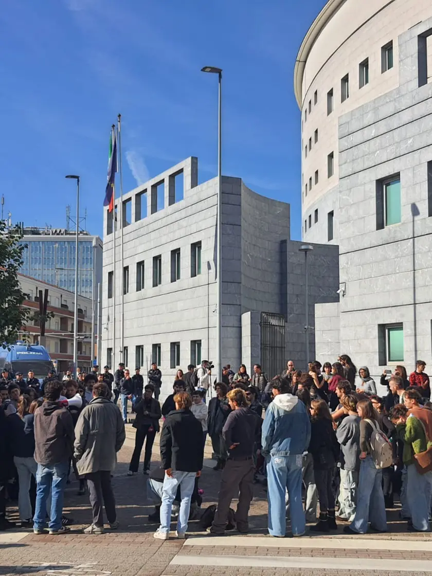 Il sit-in fuori dal Tribunale di Padova (foto Marco Corini/Agenzia Bianchi)