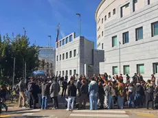 Il sit-in fuori dal Tribunale di Padova (foto Marco Corini/Agenzia Bianchi)