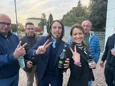 I sindaci Damiano Fusaro e Valentina Businarolo brindano alla neonata Atesia (foto Zangirolami)