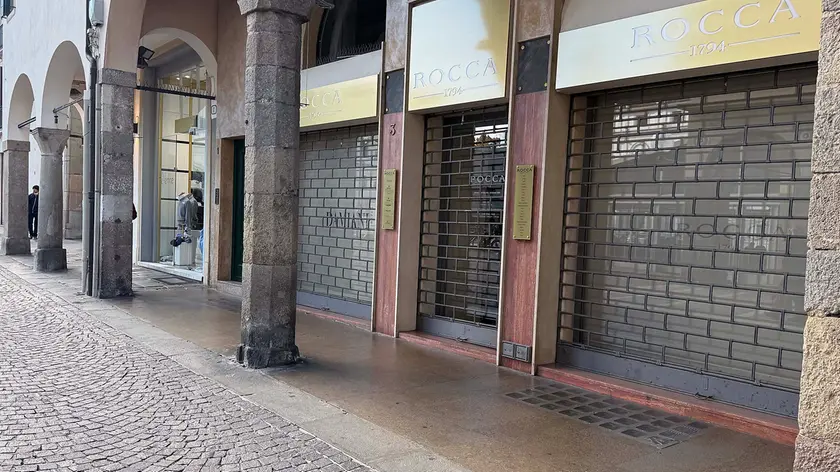 NEGOZI CHIUSI.