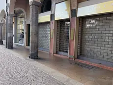 NEGOZI CHIUSI.