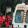 In bici con la figlia, viene travolta da un’auto: 28enne portata in elicottero a Padova