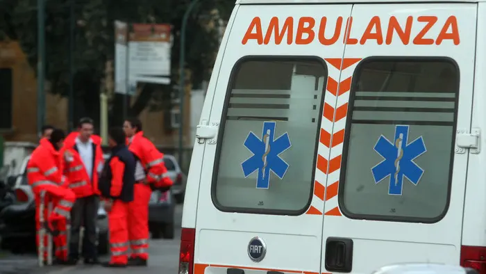 In bici con la figlia, viene travolta da un’auto: 28enne portata in elicottero a Padova