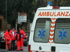 In bici con la figlia, viene travolta da un’auto: 28enne portata in elicottero a Padova