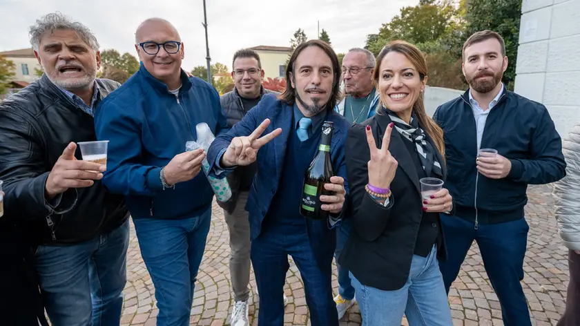 I festeggiamenti degli amministratori per la vittoria del sì al referendum di fusione