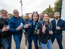 I festeggiamenti degli amministratori per la vittoria del sì al referendum di fusione