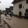 Al lavoro per spalare via il fango durante la tempesta vaia
