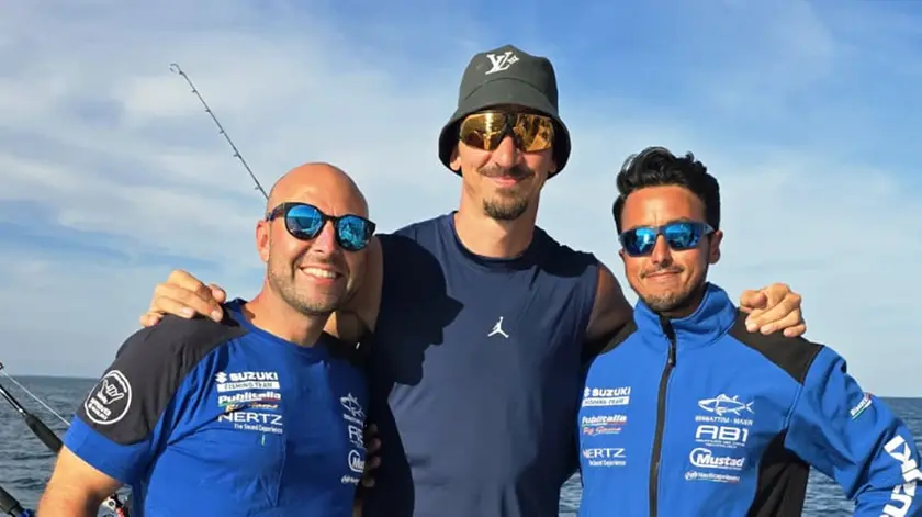 Zlatan Ibrahimovic sulla barca con Federico Maier e Carlo Bissattini