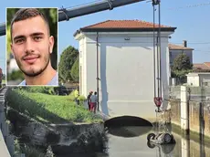 La vittima e l'auto in cui è stato rinvenuto