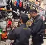 I finanzieri in un negozio di prodotti di Halloween
