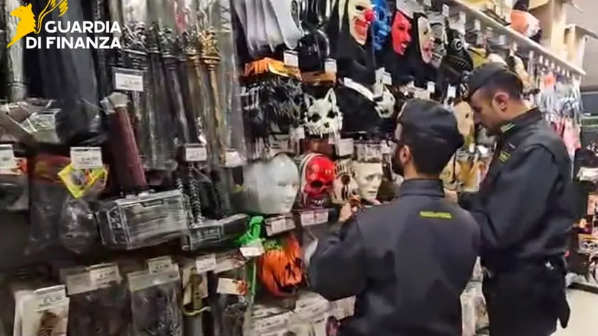 I finanzieri in un negozio di prodotti di Halloween