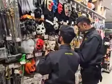 I finanzieri in un negozio di prodotti di Halloween