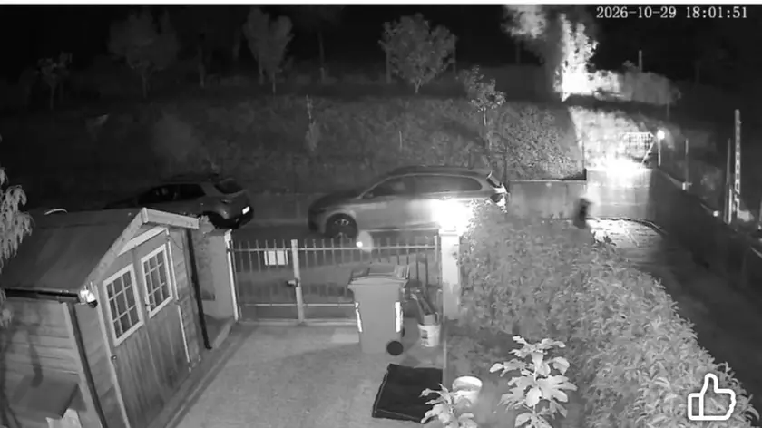 La telecamera immortala due ladri in fuga