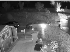 La telecamera immortala due ladri in fuga