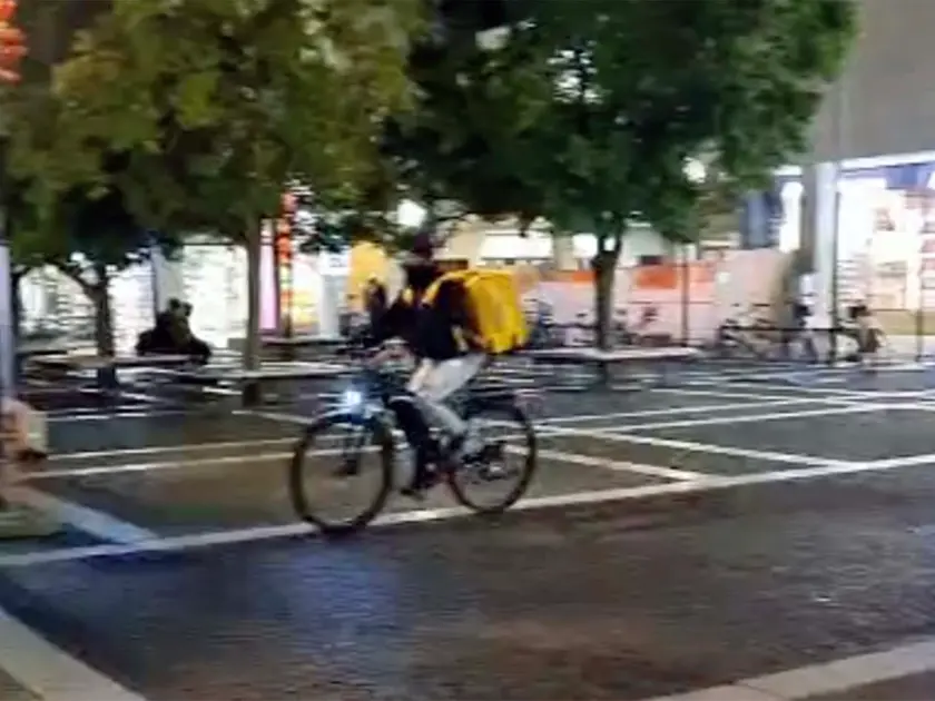 Rider spericolati, il sindaco convoca i colossi del Delivery