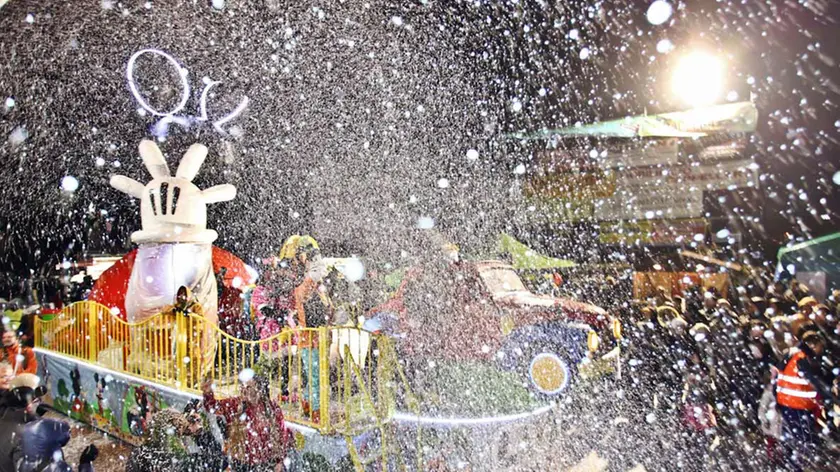 La sfilata in notturna dei carri allegorici in un'edizione pre Covid del Rio Carneval du Presina