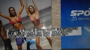 Lo striscione degli animalisti da Sportler
