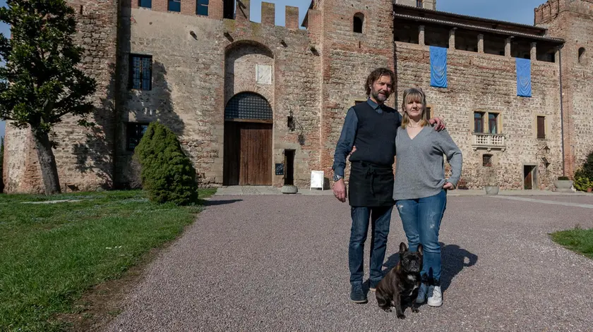 Lorenzo Mazzocco e la moglie Stefania Bordon davanti all’ingresso del castello