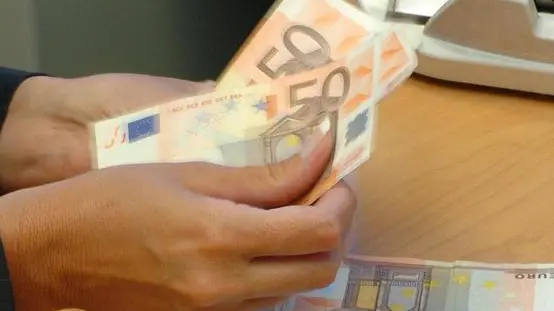 20090331 - ROMA - FIN - CRISI: CEI, CON BANCHE PRESTITI 300MLN A FAMIGLIE POVERE - Un fondo di garanzia da circa 30 milioni di euro in grado di generare prestiti bancari per 300 milioni da destinare alle famiglie in difficolta' a causa della crisi e' stato istituito dalla ..Conferenza episcopale italiana grazie ad un accordo con l'Abi, l'associazione bancaria italiana. .. Potranno farne richiesta di accesso le famiglie regolari con tre figli o malati a carico che abbiano perso ogni fonte di ..reddito...MARIO DE RENZIS /ANSA / KLD