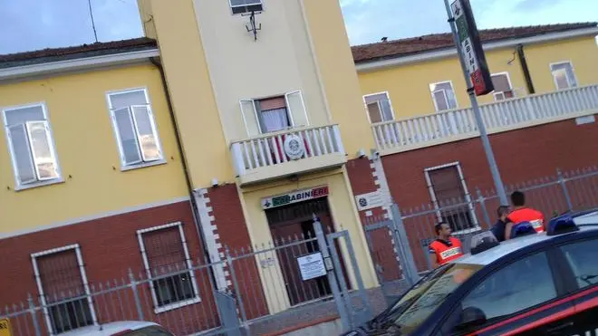Una macchina dei carabinieri davanti alla stazione dei carabinieri di Porto Viro, Rovigo, il primo ottobre 2012. ANSA