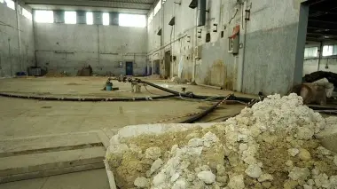 LA FABBRICA DI VELENI. L’interno della Pm, con detriti imbevuti di cromo e pompe per la falda inquinata