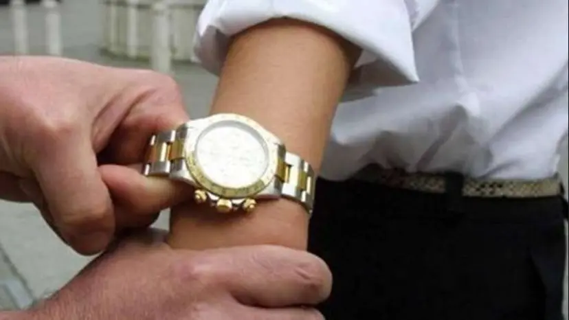 La donna era accusata del furto di tre Rolex con la tecnica dell'abbraccio