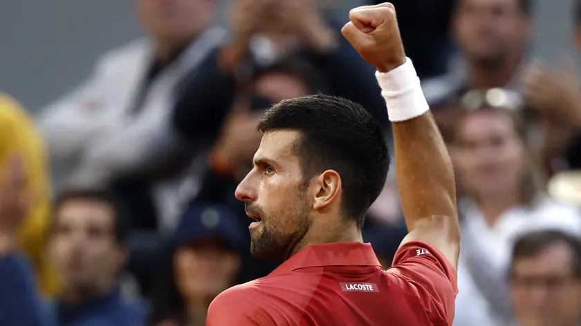 epa11388055 Novak Djokovic of Serbia reacts during his men's singles Round of 16 match against Francisco Cerundolo of Argentina at the French Open Grand Slam tennis tournament at Roland Garros in Paris, France, 03 June 2024. EPA/MOHAMMED BADRA