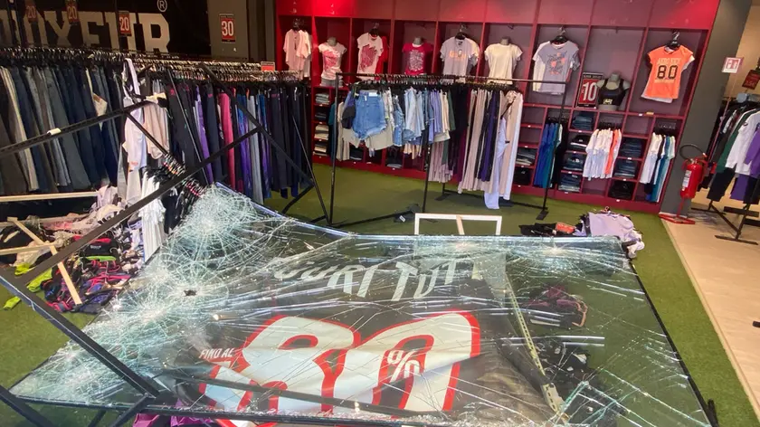 Il negozio di abbigliamento sportivo Boxeur des Rues, lungo la Postumia, dopo il passaggio dei ladri