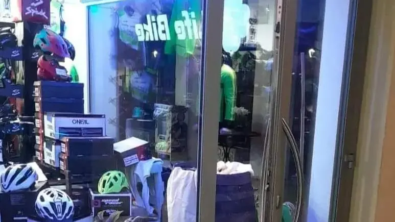 Il negozio Life Bike Store di via Castelletto in centro a Torreglia dopo la visita dei ladri