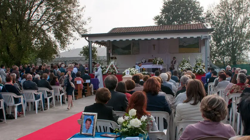 07/10/2014 terrassa padovana, il funerale di Fabio Betto nella foto : la famiglia e la gente ph zangirolami