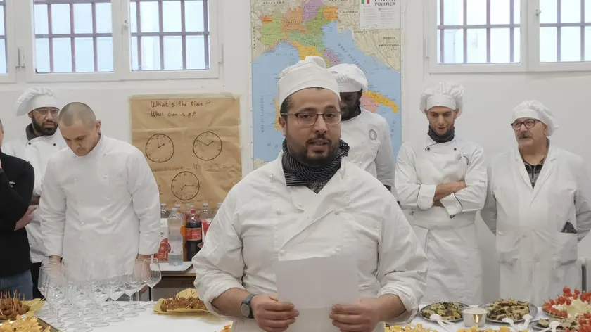 Un momento del banchetto curato dai detenuti al Due Palazzi di Padova