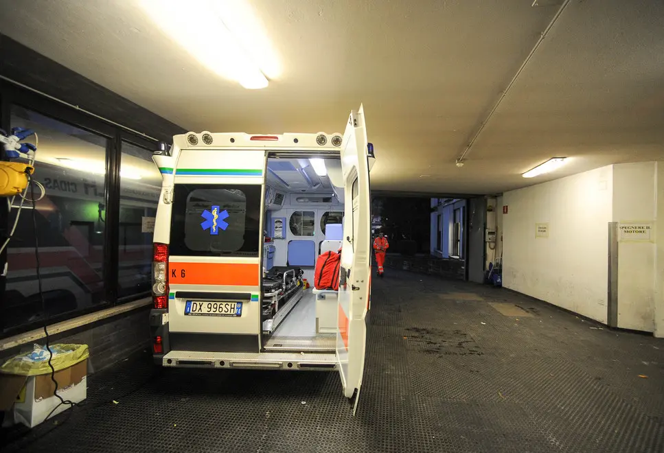 Monselice (PD), 17.11.2014 Chiusura del Pronto Soccorso dell'ospedale alle ore 6.30. ph. Zangirolami. Nella foto: l'ultima ambulanza lascia per l'ultima volta il pronto soccorso.