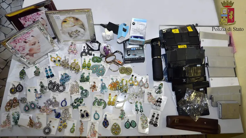 Parte della refurtiva trovata dalla polizia