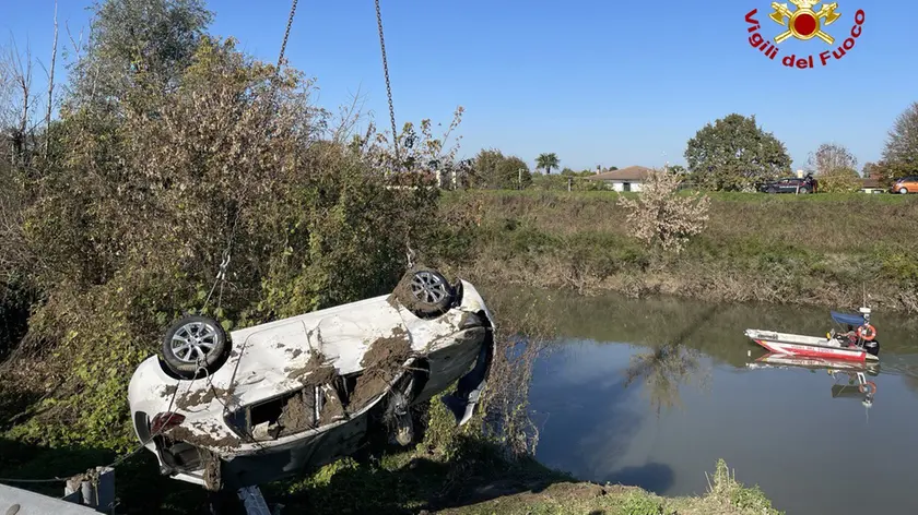 L'auto recuperata nel bacchiglione a bovolenta dall'autogru dei vigili del fuoco
