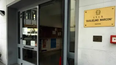ISTITUTO TECNICO. L’ingresso del Marconi e, sopra, la scuola cittadina