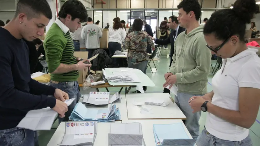 20080414 - POL - ROMA - ELEZIONI: COMINCIATO LO SCRUTINIO DEI VOTI DEGLI ELETTORI ALL'ESTERO. Gli scrutinatori durante l'apertura delle schede elettorali votate all'estero e aperte presso il sito della protezione civile di Castelnuovo di Porto. ANSA/DANIELE SCUDIERI/DC
