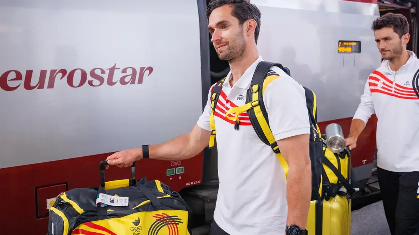 epa11487078 Belgium's national field hockey team Red Lions players Loick Luypaert (L) and Tanguy Cosyns (R) board a Eurostar train to Paris for the Olympic Games, in Brussels, Belgium, 19 July 2024. The Summer Olympic Games are scheduled to take place from 26 July to 11 August 2024 in Paris. EPA/OLIVIER MATTHYS