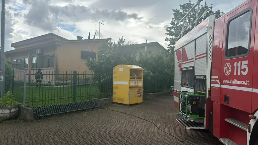 L’intervento dei vigili del fuoco alla “Pascoli” di Vallonga