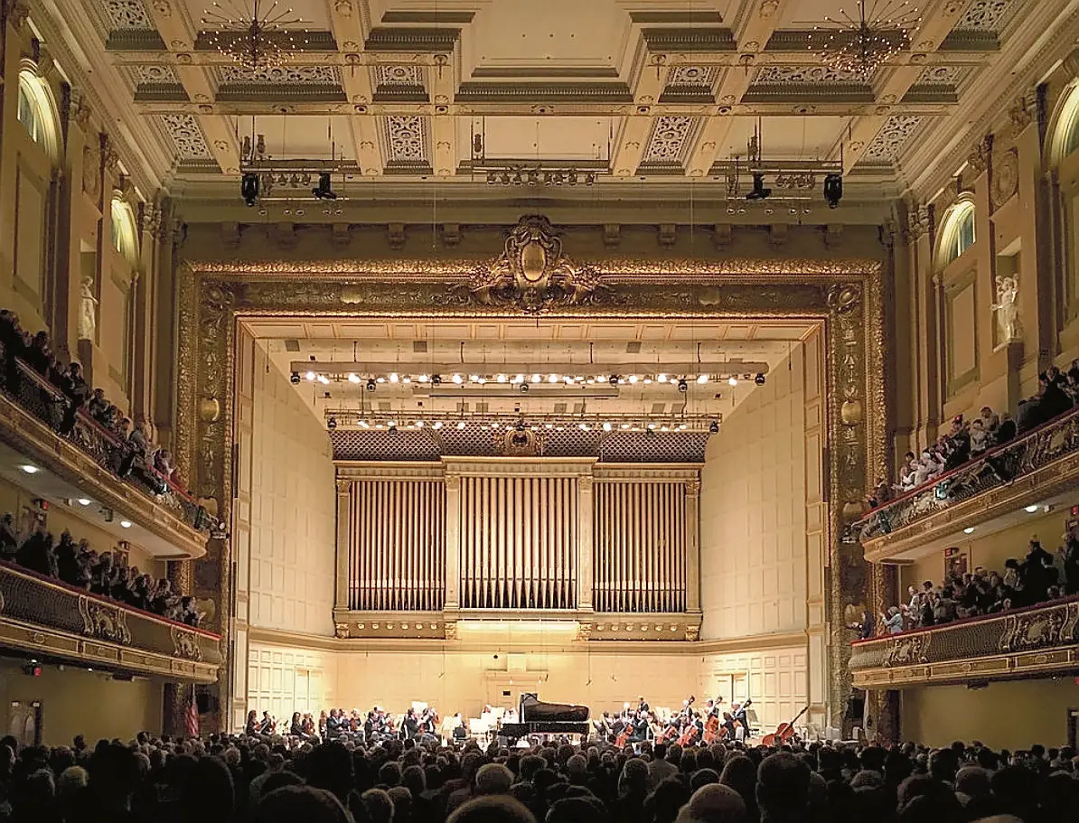 La Symphony Hall di Boston è amatissima negli Stati Uniti. Deve le sue fortune principalmente a due figure: Charles Follen McKim, l’architetto del progetto originario, e Henry Lee Higginson, il fondatore dell’orchestra. Lasala è lunga 39 metri, larga 22. Ospita fino a 2.371 spettatori. (foto Tim Sackton / Flickr