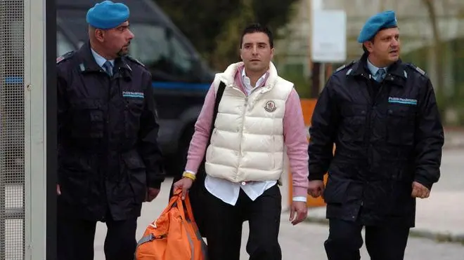20080228 - SULMONA - L'AQUILA - CLJ - MAFIA: RIINA JR; SORRIDE AI FOTOGRAFI MA NON PARLA. Giuseppe Salvatore Riina, figlio terzogenito del boss di Corleone Toto' Riina, esce oggi dal carcere di Sulmona (L'Aquila). Riina ha percorso a piedi cento metri dal carcere alla ''Mercedes'' dove lo attendevano la madre, un'altra donna e il cognato. Ai cronisti ha detto, sorridendo, di non avere ''nulla da dichiarare''. Poi si e' rivolto a un fotografo al quale era caduta per terra la fotocamera e, sempre sorridendo, gli ha ..detto: ''Stai attento che rompi la macchina''. Quindi ha abbracciato chi lo stava aspettando - prima l'uomo e subito dopo la madre - e poi e' salito sull'auto che si e' subito allontanata...ANSA/MASSIMILIANO SCHIAZZA/DRN