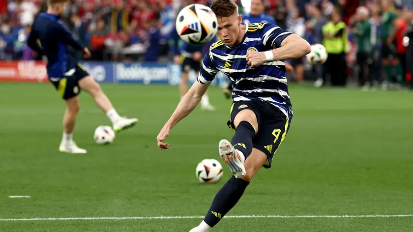 epa11432708 Scott McTominay of Scotland warms up before the UEFA EURO 2024 Group A soccer match between Scotland and Hungary, in Stuttgart, Germany, 23 June 2024. EPA/ANNA SZILAGYI